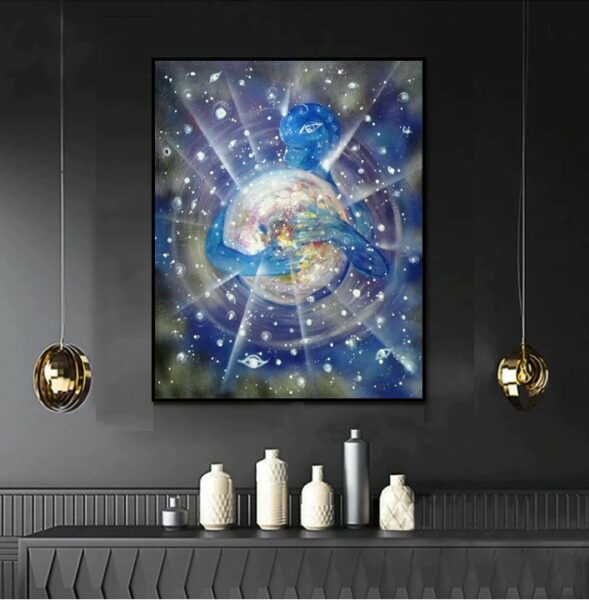 obraz jestem i kocham ariany karimy, na ścianie w czarnej ramie, w nowoczesnym wnętrzu, czlowiek przytula ziemie, kosmiczna przestrzen