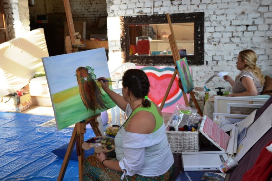 malarka podczas warsztaty vedic art z Arianą karimą, maluje kolorowy obraz duszy w stodole na Mazurach